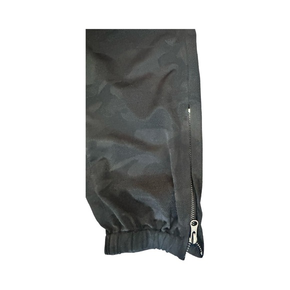 NWT Liverpool Crop Utility Pant with Zip, Black Camo - Picture 5 of 8